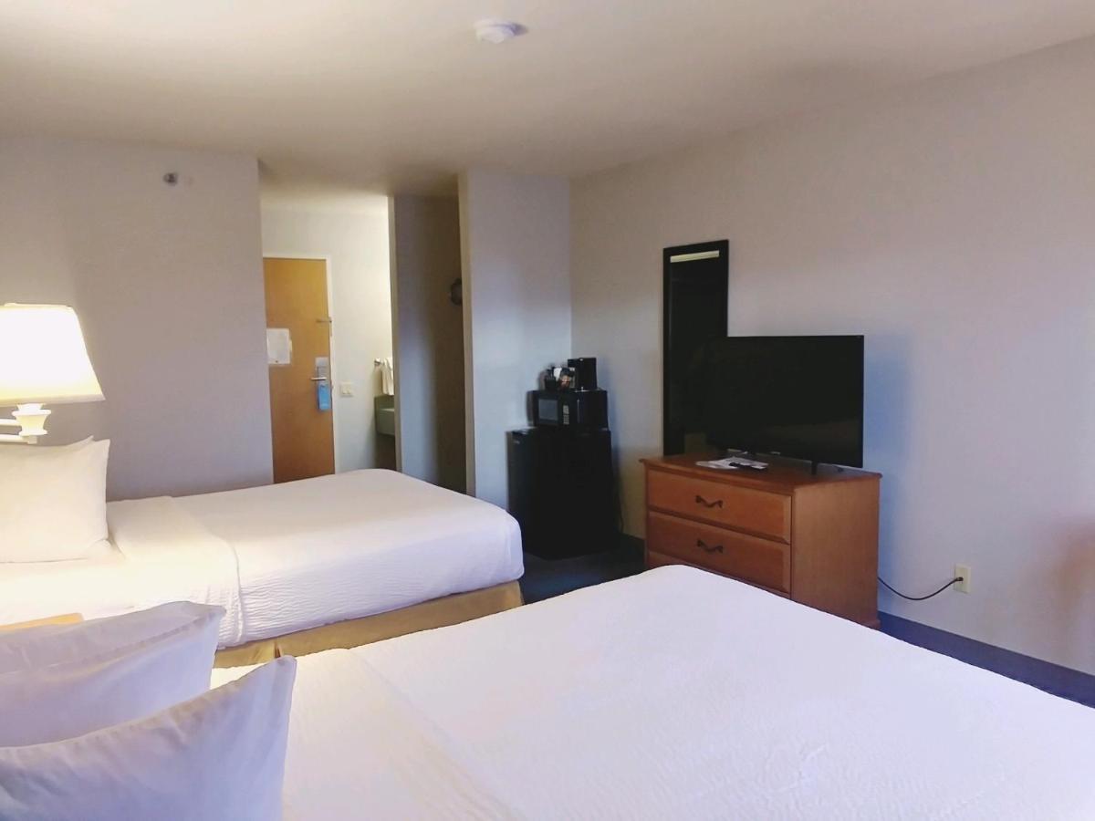 Queen Room with Two Queen Beds - Non-Smoking,1214188636:JPEG