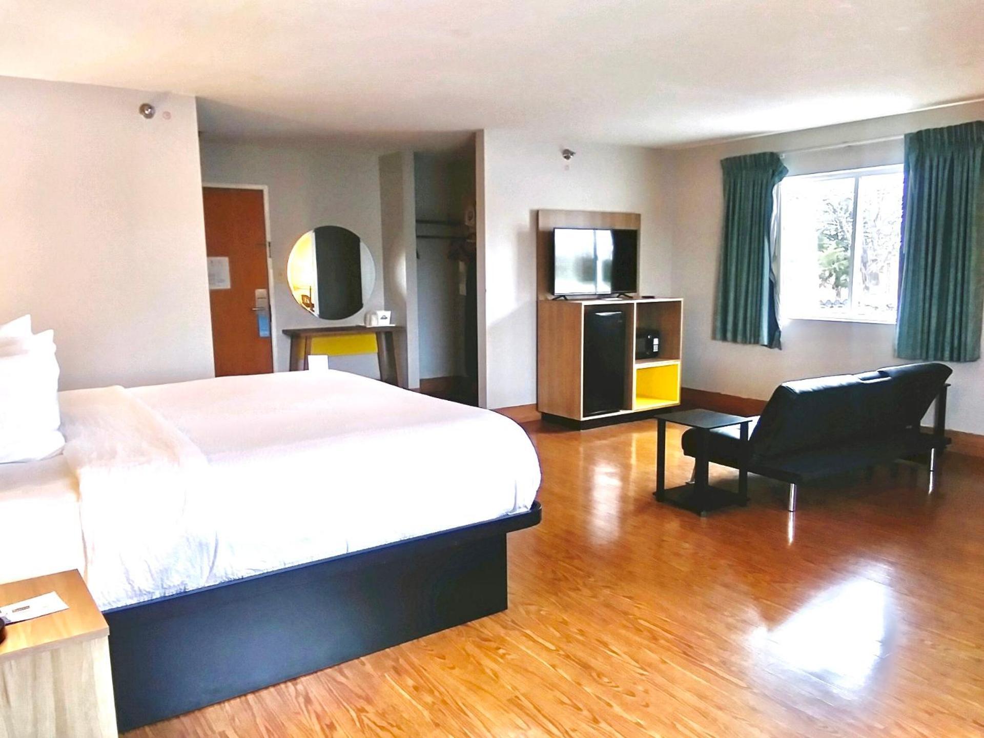 1 King Bed Studio Suite Non-Smoking