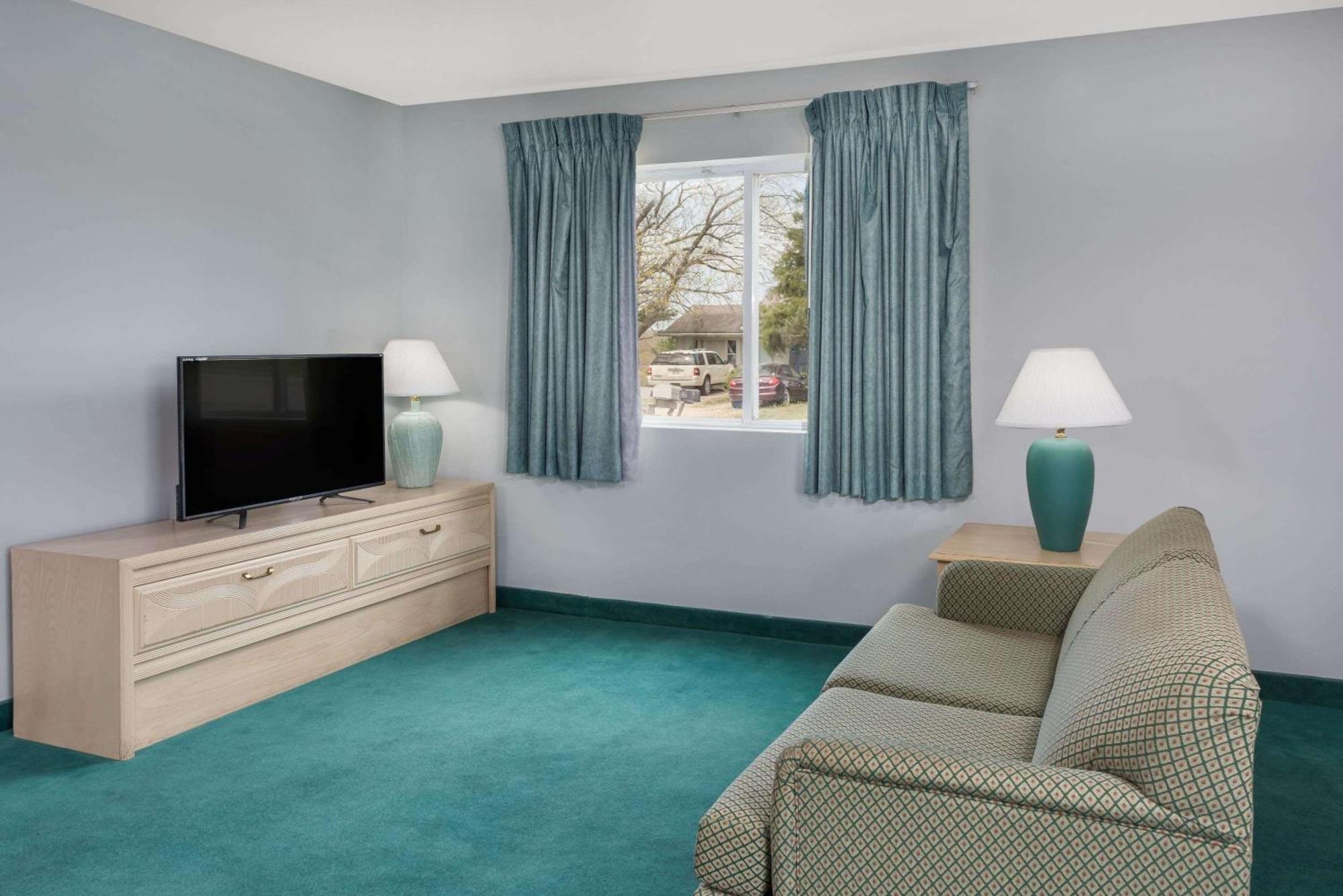 1 King Bed Studio Suite Non-Smoking