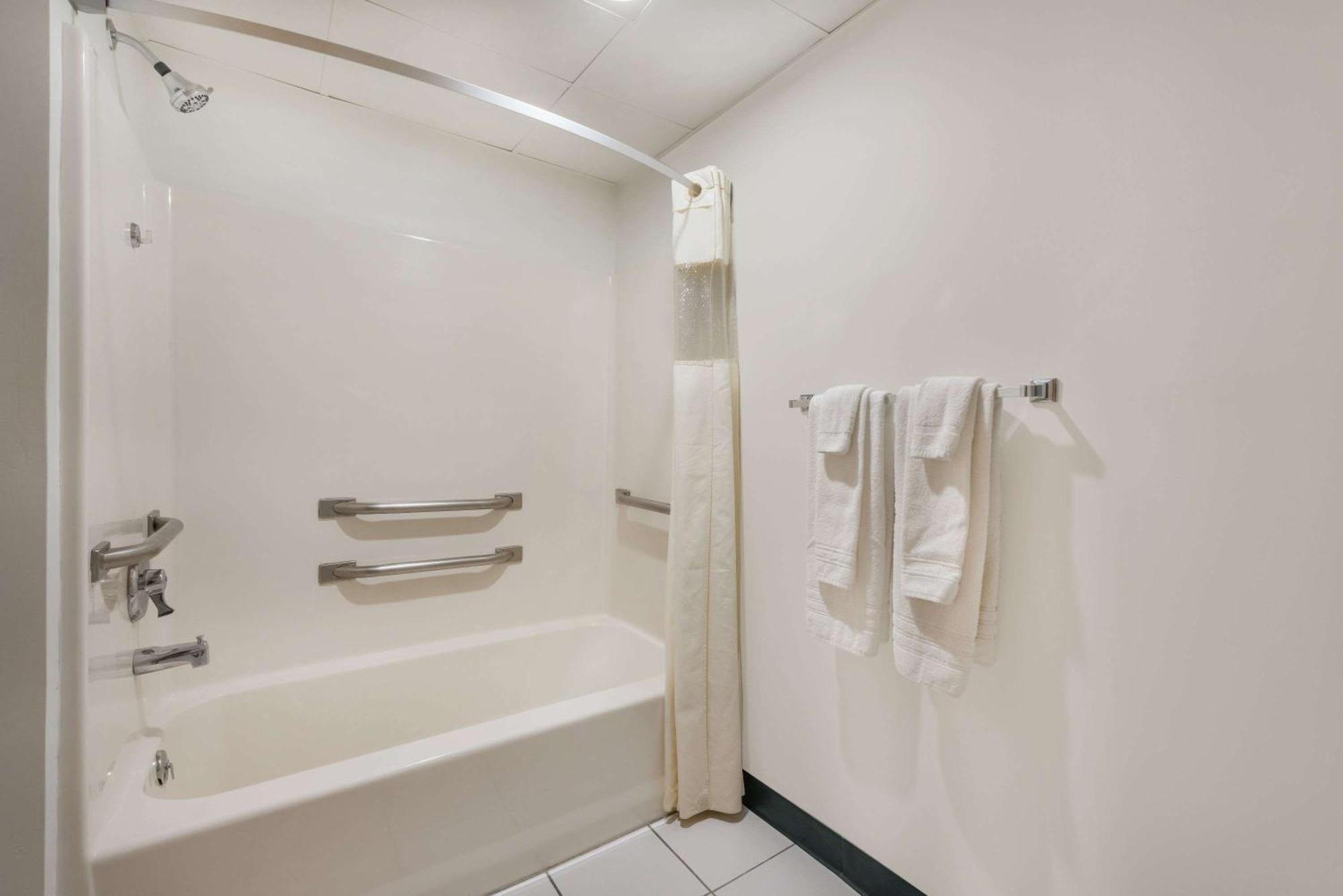 1 King Bed Accessible Room Non-Smoking
